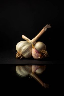 Siyah arkaplanda sarımsak ve yansıma