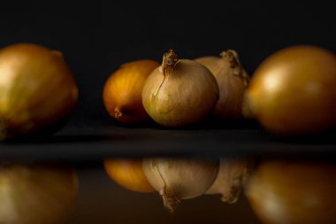 Siyah arkaplan ve yansımada soğanlar