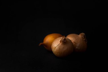 Siyah arkaplanda soğanlar