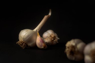 Siyah arka planda sarımsak