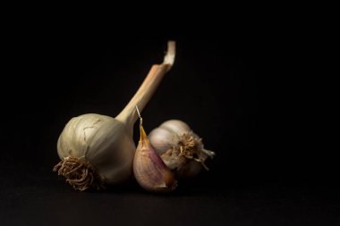 Sarımsak siyah arka planda izole edilmiş