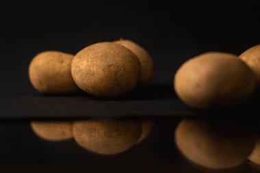 Patatesler siyah arkaplanda