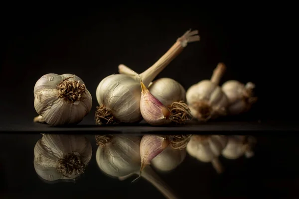 Knoblauch Auf Schwarzem Hintergrund — Stockfoto