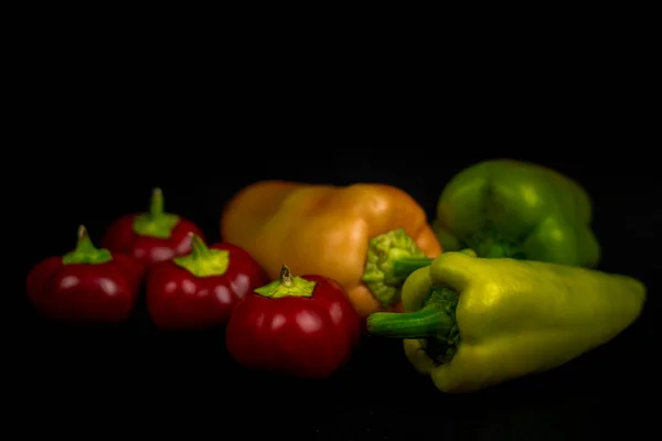 Pimentas Vermelhas Amarelas Verdes Sobre Fundo Preto — Fotografia de Stock