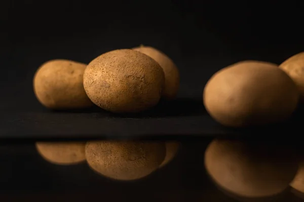 Batatas Fundo Preto — Fotografia de Stock