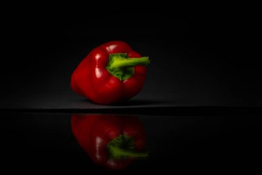 Siyah arkaplanda kırmızı biber ve yansıma