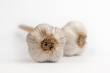 Beyaz arkaplanda sarımsak