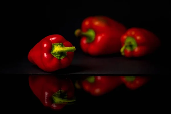 Pimentos Vermelhos Sobre Fundo Preto — Fotografia de Stock