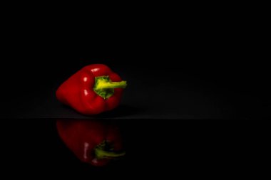 Siyah arkaplanda kırmızı biber