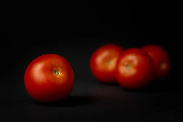 Siyah Arkaplanda Kırmızı Domatesler — Stok fotoğraf