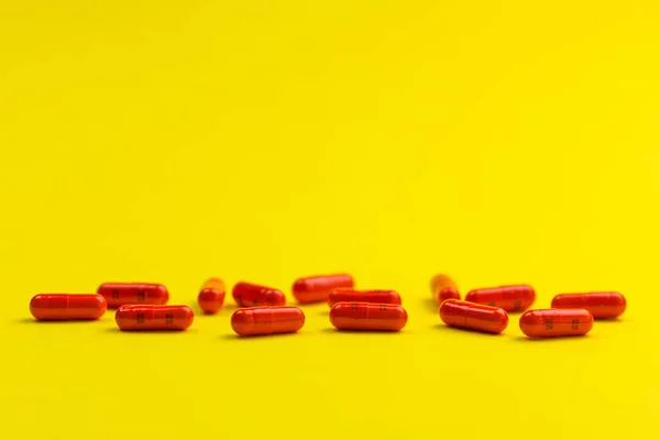 Pillole Rosse Sfondo Giallo — Foto Stock