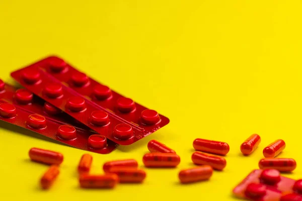 Pastillas Rojas Sobre Fondo Amarillo — Foto de Stock