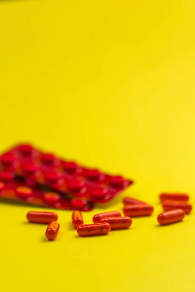 Pastillas Rojas Sobre Fondo Amarillo — Foto de Stock