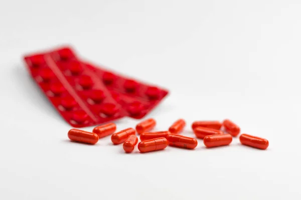 Rode Pillen Witte Achtergrond — Stockfoto