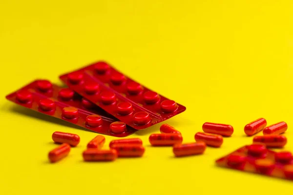 Pastillas Rojas Sobre Fondo Amarillo — Foto de Stock