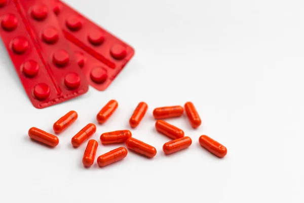 Rode Pillen Geïsoleerd Wit — Stockfoto