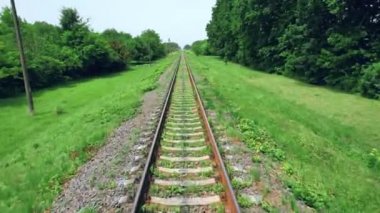 Kırsal kesimdeki bir tren yolunun havadan görüntüsü. 4k stok görüntüsü.