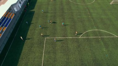 Futbolcularla futbol sahasının insansız hava görüntüsü. 4k stok görüntüsü.