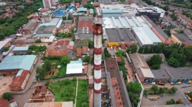 Arkaplan fabrikasında Dron view endüstriyel vinç. Sanayi fabrikası. 4k stok görüntüsü.