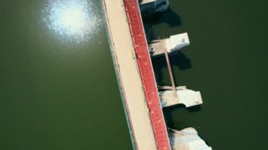 Deniz kenarında Dron Manzarası. 4k stok görüntüsü.