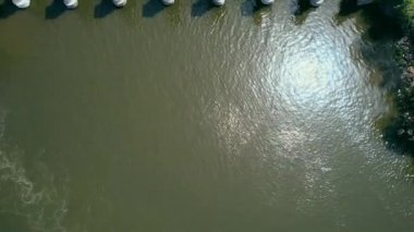 Deniz kenarında Dron Manzarası. 4k stok görüntüsü.