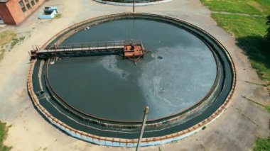Atık su arıtma tesisi. Tedavi tesisi boyunca uçuş. İnsansız hava aracı videosu. 4k stok görüntüsü.