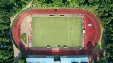 Futbolcularla futbol sahasının insansız hava görüntüsü. 4k stok görüntüsü.