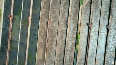 Atık su arıtma tesisi. Tedavi tesisi boyunca uçuş. İnsansız hava aracı videosu. 4k stok görüntüsü.