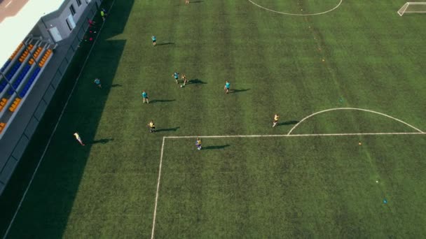 Vista aérea desde el dron del campo de fútbol con jugadores. Imágenes de material 4k. — Vídeos de Stock