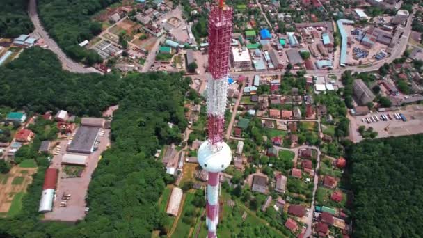 도시 곳곳에 통신 안테나가 있습니다. 안테나가 달린 셀룰라와 인터넷 타워. 4k 주식 자료. — 비디오