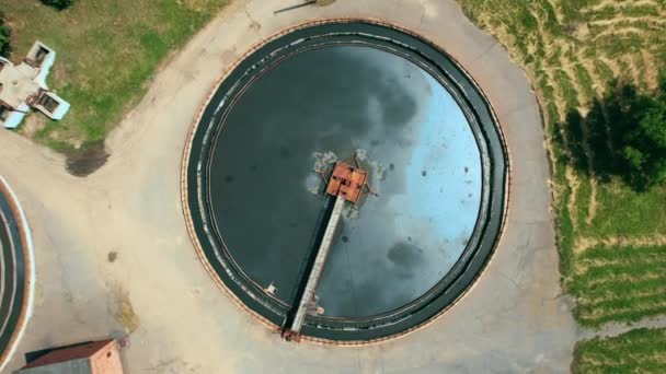 Planta de tratamiento de aguas residuales. Vuelo por la planta de tratamiento. Vídeo de drones. Imágenes de material 4k. — Vídeos de Stock