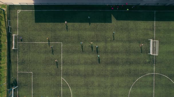 選手とサッカーフィールドのドローンからの空中ビュー。4kストック映像. — ストック動画