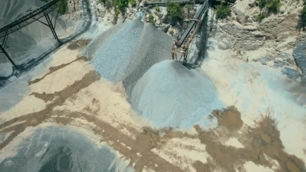 Arial syn på sandfabriken i dagbrott. Drone flyger över grävmaskiner och traktor lastning krossad sten och sten i dump lastbil. Bilder på 4k-beståndet. — Stockvideo
