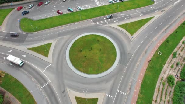 Druk verkeer in de stad. Bovenaanzicht vanuit de lucht verkeer op cirkelweg in de stad op dag. 4k voorraad beeldmateriaal. — Stockvideo