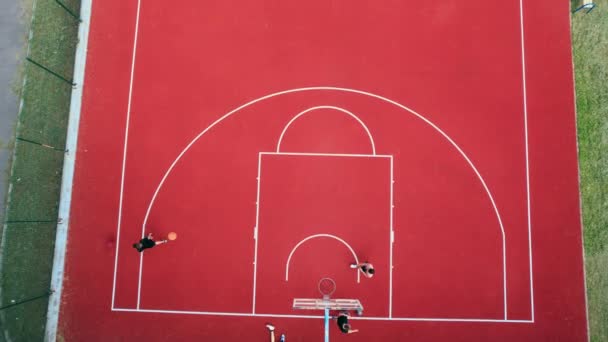 Červené sportovní hřiště pro velké tenis a basketbal. 4k stock záběry. — Stock video