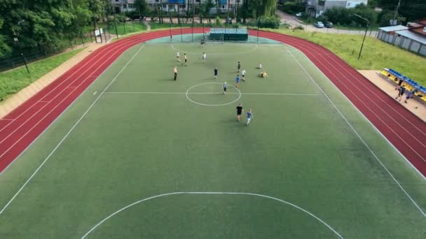 Vista aérea desde el dron del campo de fútbol con jugadores. Imágenes de material 4k. — Vídeos de Stock