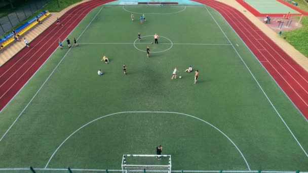 Vista aérea desde el dron del campo de fútbol con jugadores. Imágenes de material 4k. — Vídeo de stock