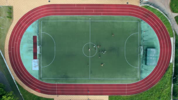 Futbolcularla futbol sahasının insansız hava görüntüsü. 4k stok görüntüsü. — Stok video