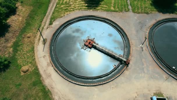 Estação de tratamento de águas residuais. Voo ao longo da estação de tratamento. Vídeo de drones. Imagens de estoque 4k. — Vídeo de Stock