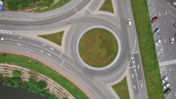 Traffico urbano trafficato. Traffico aereo vista dall'alto sulla strada circolare in città di giorno. Filmati di stock 4k. — Video Stock