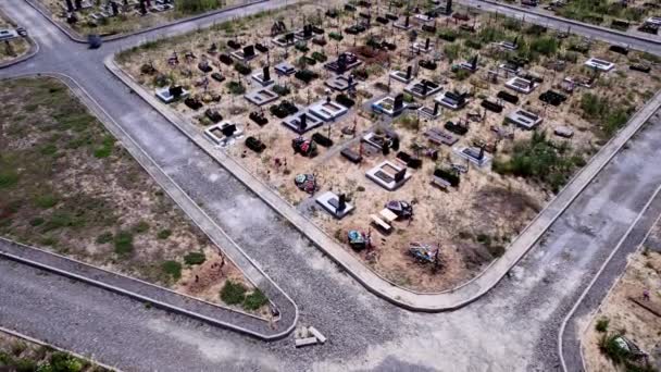 Luftaufnahme des Friedhofs. Friedhof mit Grabsteinen tagsüber. 4k Archivmaterial. — Stockvideo