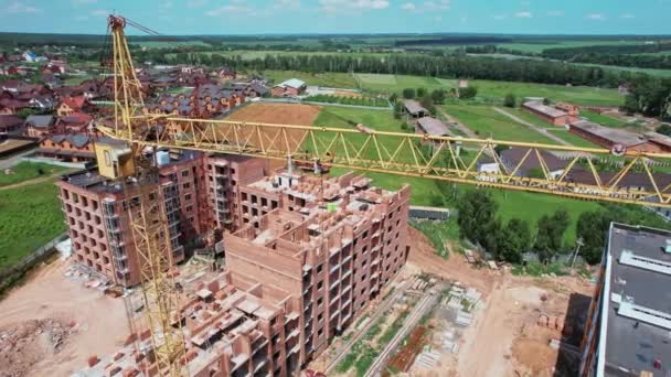 Construcción de la casa con grúa y gente. Grúas con lámparas en obra. Imágenes de material 4k. — Vídeo de stock