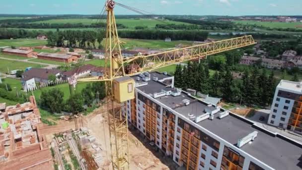 Construcción de la casa con grúa y gente. Grúas con lámparas en obra. Imágenes de material 4k. — Vídeo de stock