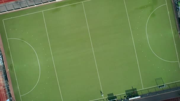Vista aérea desde el dron del campo de fútbol. Imágenes de material 4k. — Vídeos de Stock