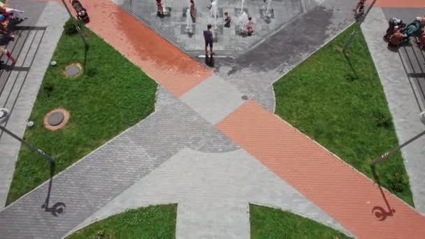 公園内の歩道の空中トップビュー。4kストック映像. — ストック動画