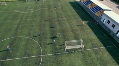 Futbolcularla futbol sahasının insansız hava görüntüsü. 4k stok görüntüsü.