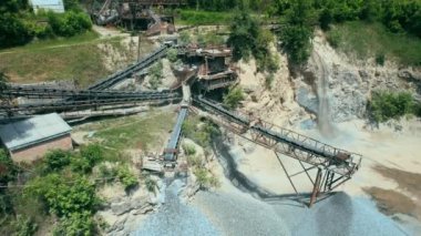 Arkaplan fabrikasında Dron view endüstriyel vinç. Sanayi fabrikası. 4k stok görüntüsü.