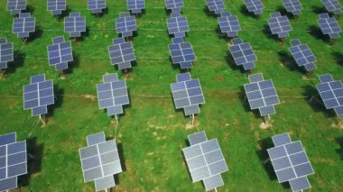Güneş enerjisi üretim teknolojisi. Güneş pili panel modülleri. Yenilenebilir güneş enerjisi kavramı, gelecekteki teknoloji.