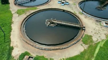 Atık su arıtma tesisi. Tedavi tesisi boyunca uçuş. İnsansız hava aracı videosu. 4k stok görüntüsü.