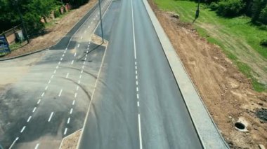 Dar asfalt yolu, dağ manzarası, sarı çimenler güneşli bir gün. 4K Taşımacılık Hava Görüntüsü. 4k stok görüntüsü.